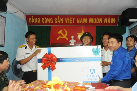 Visiting and giving presents to Spratly soldiers and people